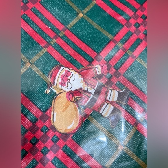 Vintage Vinyl Flannel Back Tablecloth 60 Round Christmas Santa - Picture 2 of 7